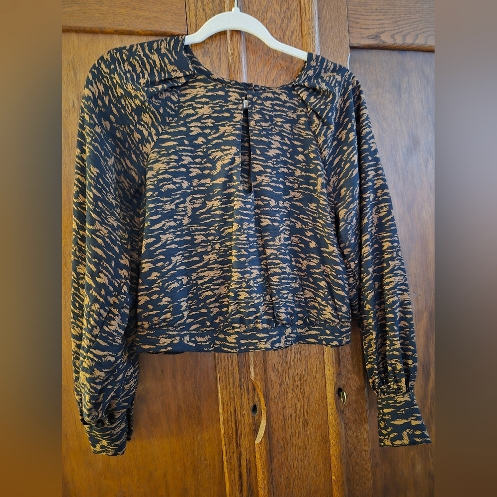 Banana Republic, Black and Brown Key Hole CROP TOP/ blouse Size Small - Picture 2 of 5